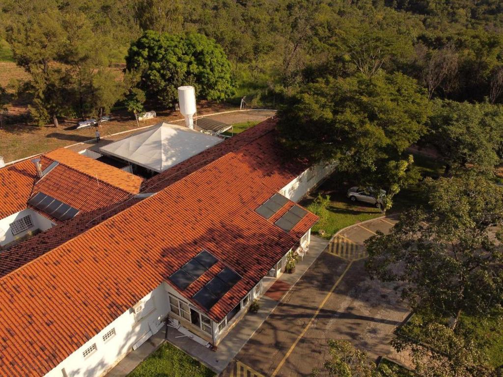 an overhead view of a house with red roof at Hotel e Restaurante Chão Nativo in São José da Barra