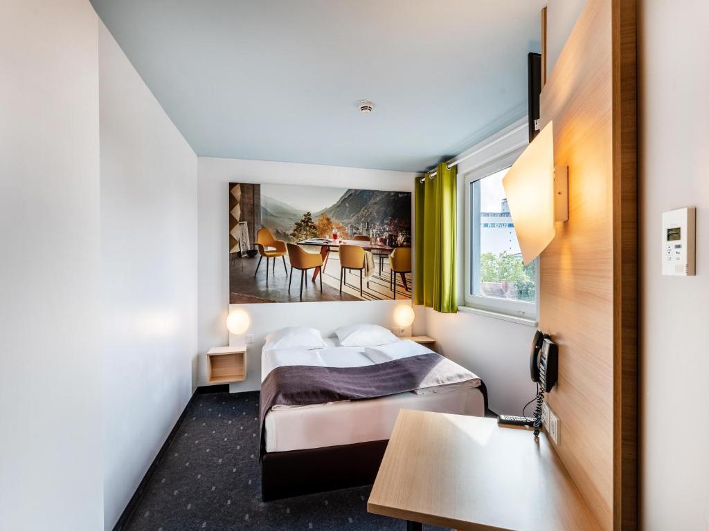 Postel nebo postele na pokoji v ubytování B&B Hotel Weil am Rhein/Basel