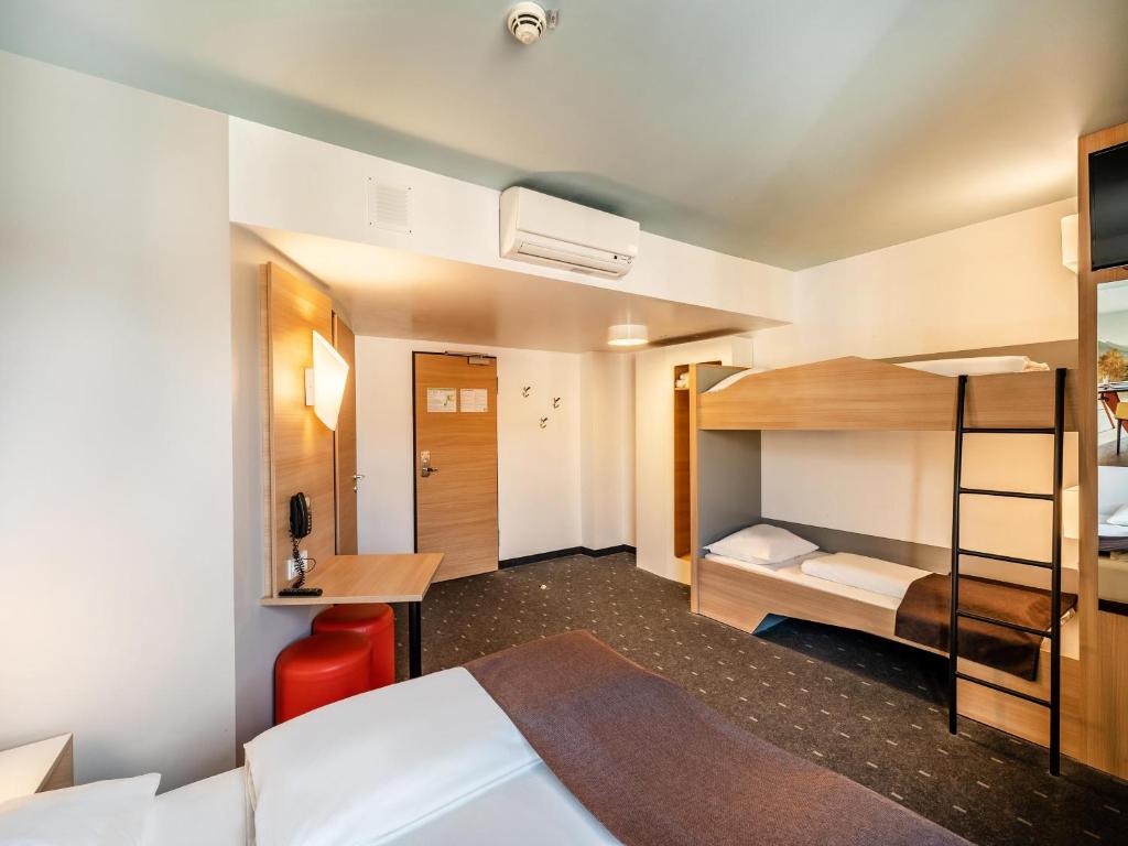 Postel nebo postele na pokoji v ubytování B&B Hotel Weil am Rhein/Basel