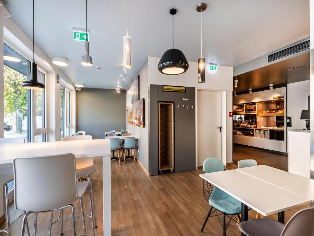 Kuchyň nebo kuchyňský kout v ubytování B&B Hotel Weil am Rhein/Basel