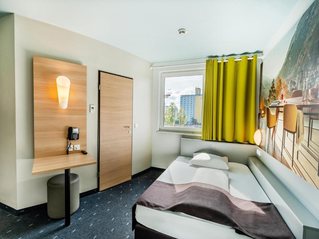 Postel nebo postele na pokoji v ubytování B&B Hotel Weil am Rhein/Basel