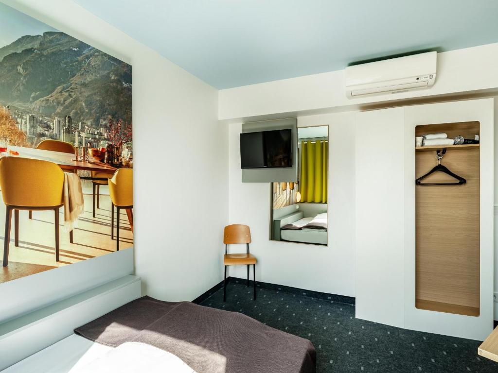 TV a/nebo společenská místnost v ubytování B&B Hotel Weil am Rhein/Basel