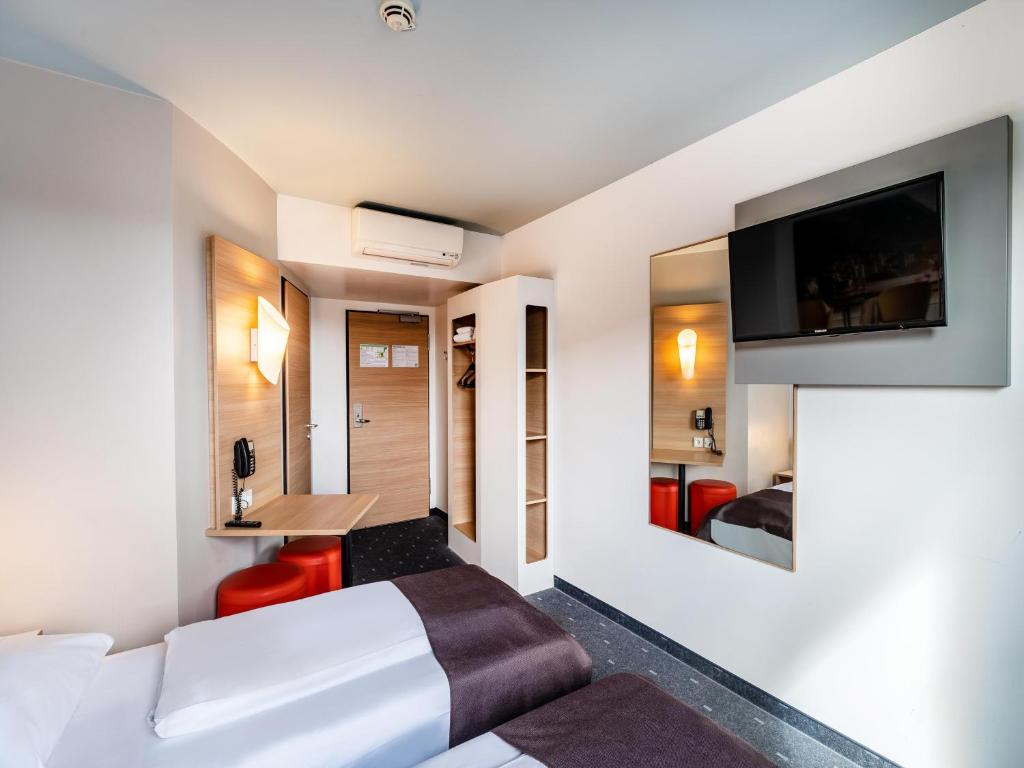 Postel nebo postele na pokoji v ubytování B&B Hotel Weil am Rhein/Basel