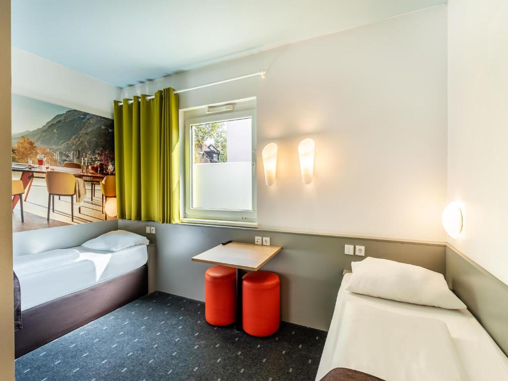 Postel nebo postele na pokoji v ubytování B&B Hotel Weil am Rhein/Basel