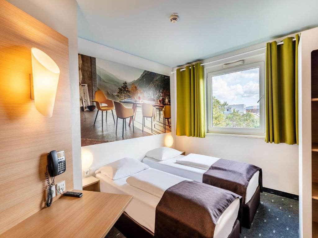 Postel nebo postele na pokoji v ubytování B&B Hotel Weil am Rhein/Basel