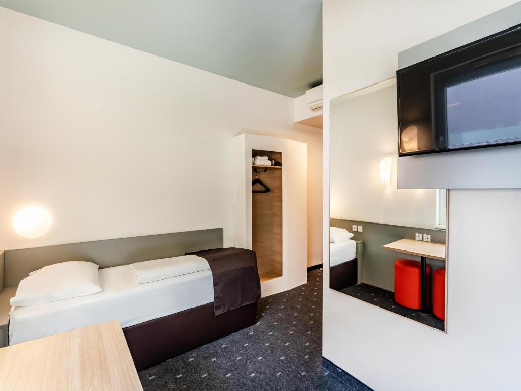 Postel nebo postele na pokoji v ubytování B&B Hotel Weil am Rhein/Basel