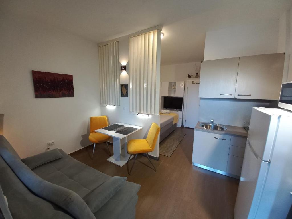 Kuchyň nebo kuchyňský kout v ubytování Studio apartment with pool