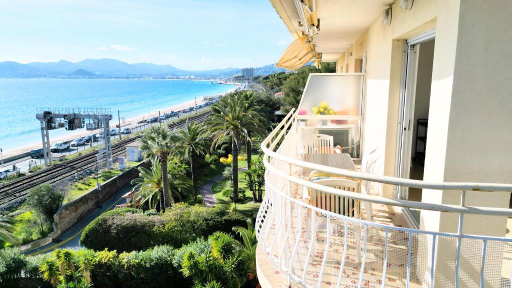 Elle comprend un balcon offrant une vue sur la plage. dans l'établissement T2 vue mer et plage, 6 personnes by Palmazur, à Cannes