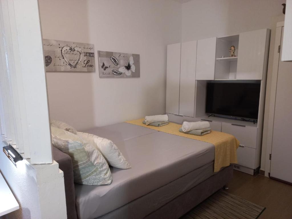 Postel nebo postele na pokoji v ubytování Studio apartment with pool