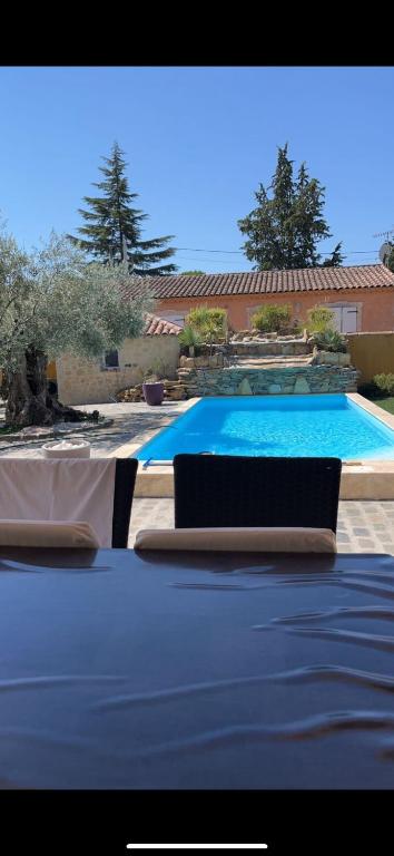 einen Pool mit einem blauen Tisch davor in der Unterkunft Villa Provençale Saint Maximin la sainte baume in Saint-Maximin-la-Sainte-Baume