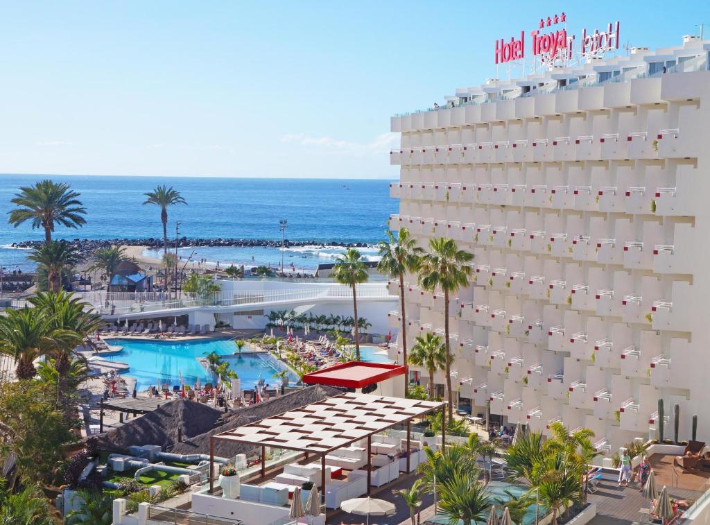 una vista aérea del vestíbulo del hotel y del océano en Alexandre Hotel Troya, en Playa de las Américas