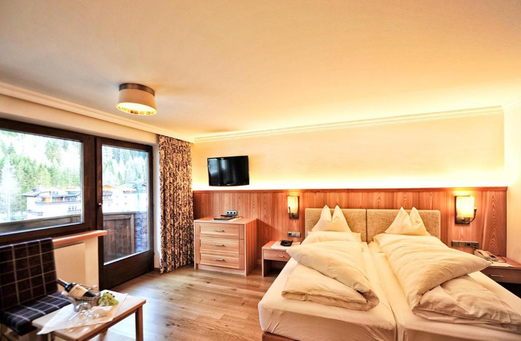 Postel nebo postele na pokoji v ubytování Heart Hotel Arlberg