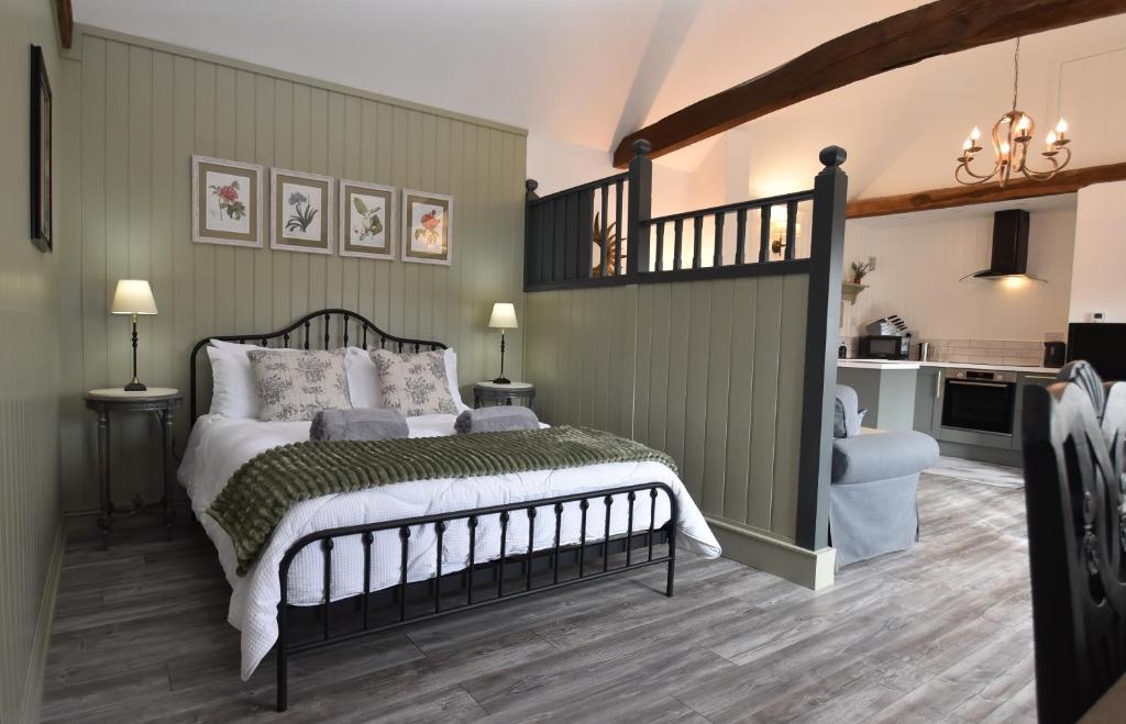 ein Schlafzimmer mit einem großen Bett und einer Treppe in der Unterkunft Daisy in Rye