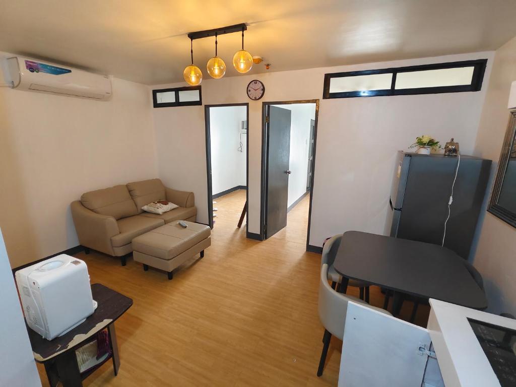 sala de estar con sofá y silla en Cebu Urban Deca Homes B8 412 en Mandaue City