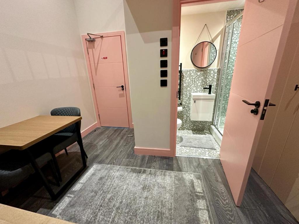 A bathroom at Cozy En-suite Loft in Trendy Local
