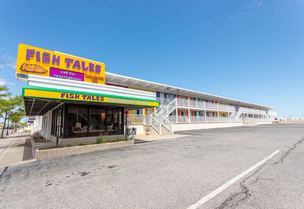 ein Fast-Food-Laden an der Straßenseite in der Unterkunft Fish Tales Boardwalk Inn &amp; Ocean Mecca Motel in Ocean City