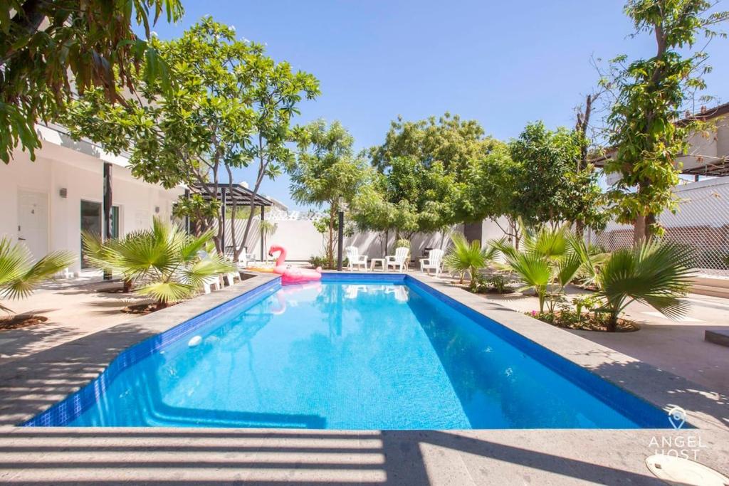 una piscina en un patio con árboles en Downtown Room with Pool BBQ and Near all the Hotspots en La Paz