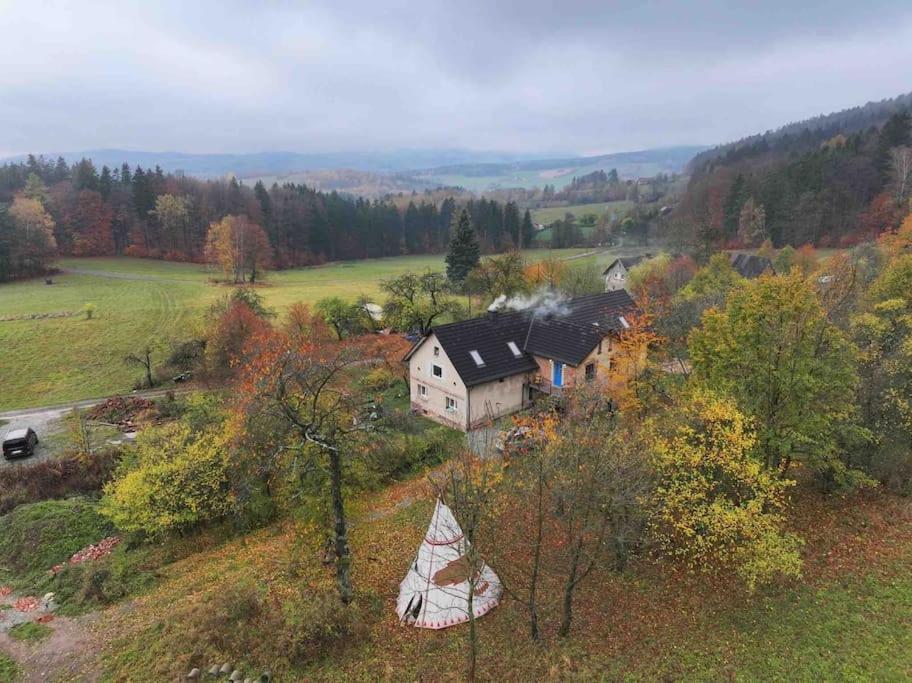 una vista aérea de una casa en un campo en Przygórze 201 - agroturystyka w sercu Gór Sowich, 