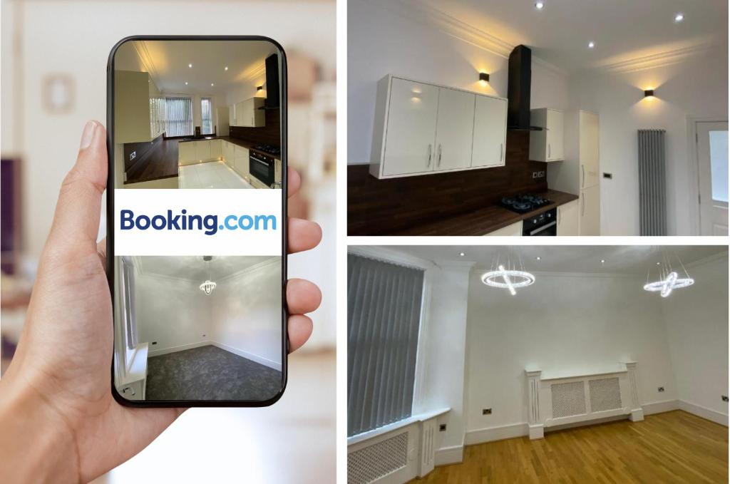 une main tenant un téléphone montrant une photo d'une cuisine et d'une chambre dans l'établissement Luxury Apartment APT3, à Wolverhampton