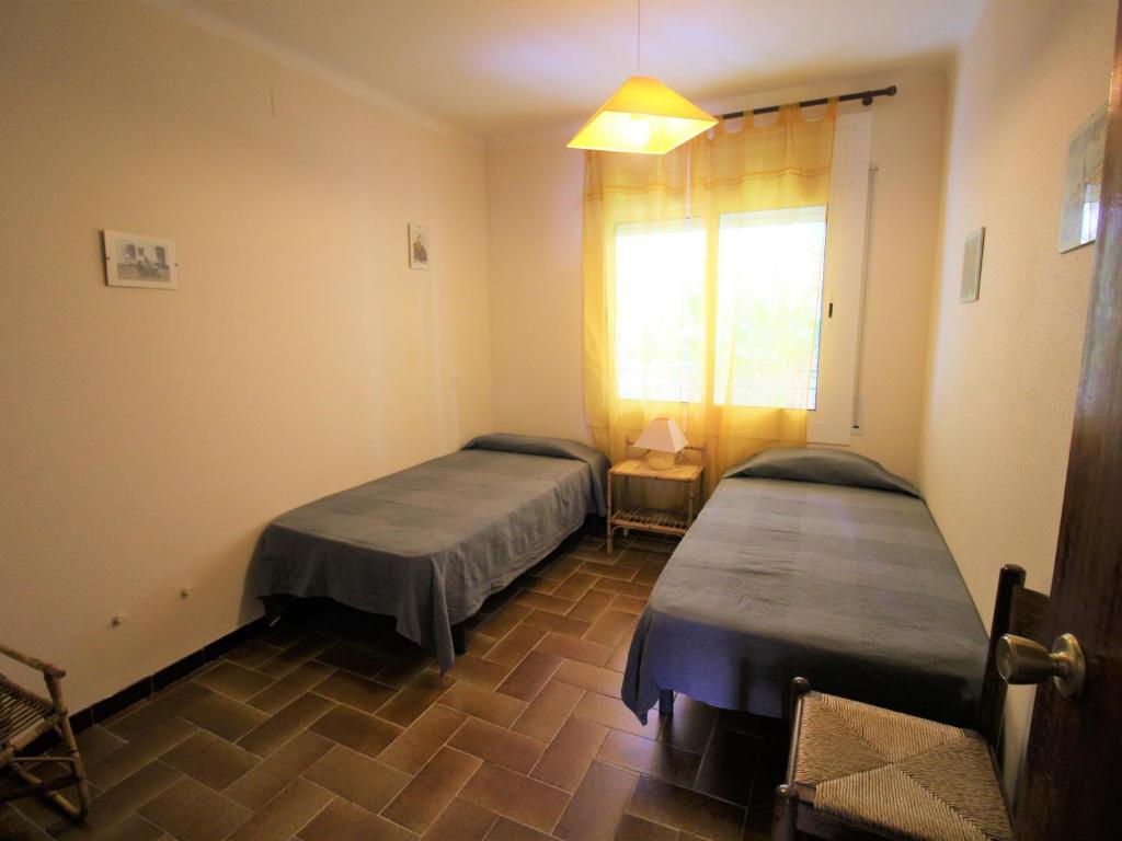 Posteľ alebo postele v izbe v ubytovaní MORÉ I 1 DRTA - Apartamento con vistas al mar, barrio tranquilo con jardín. - ES-228-54