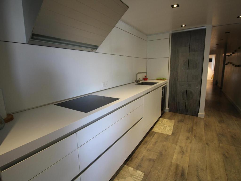 Kuchyňa alebo kuchynka v ubytovaní PLAÇA DEL PORT - Magnífico apartamento con vistas al Castellar. - ES-228-76