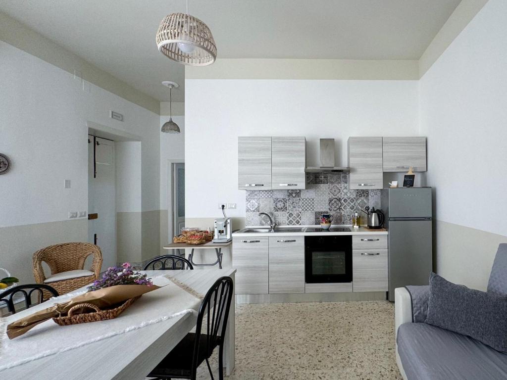 een keuken en een woonkamer met een tafel en een eetkamer bij Casa Nonna Amalia in Terzigno