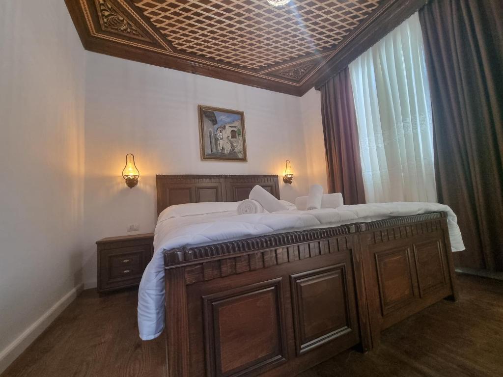 Een bed of bedden in een kamer bij HOTEL VILA TWIX