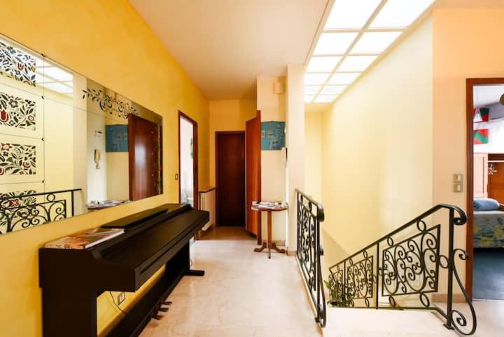 un pasillo con un piano en una habitación en appartement bordeaux, en Burdeos