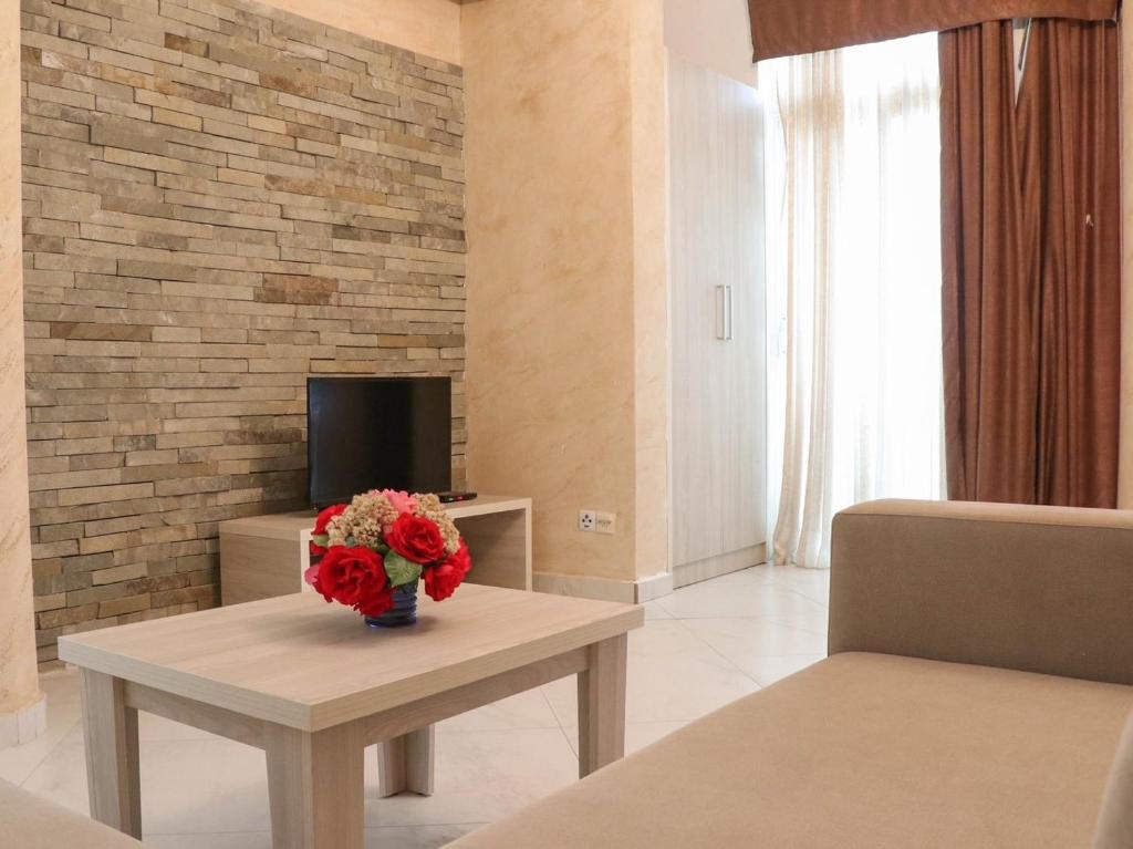 TV a/nebo společenská místnost v ubytování Imperial Hotel