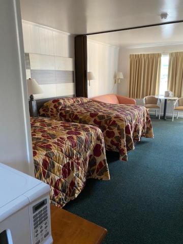 Letto o letti in una camera di Fish Tales Boardwalk Inn & Ocean Mecca Motel
