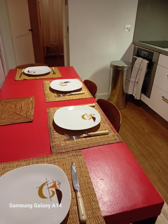 un tavolo con due piastre bianche sopra di quiet and very central apartment a Parigi