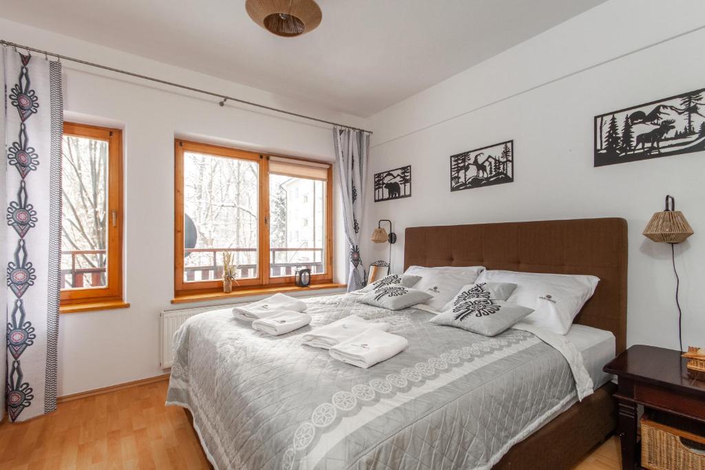 Cama ou camas em um quarto em ApartSerwis ZakoPetrAnka
