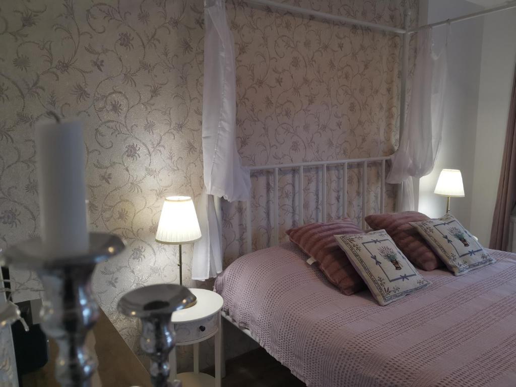 1 dormitorio con 1 cama con 2 lámparas en Apartament Dragoste și Lavandă Sinaia, en Sinaia