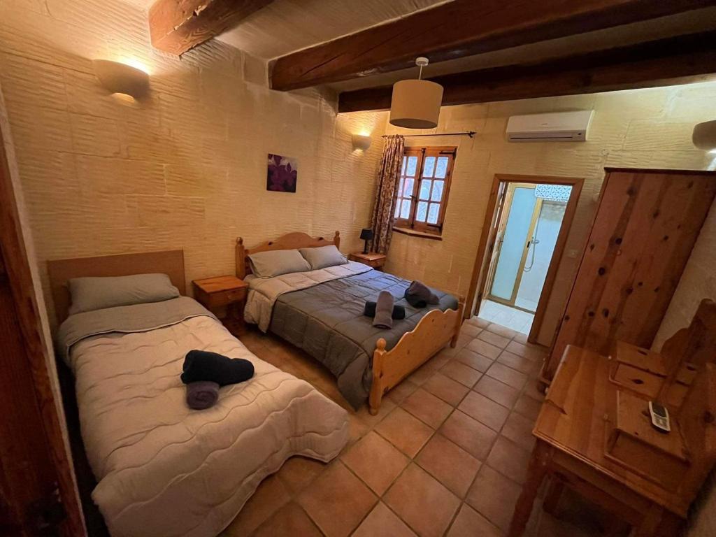 Postel nebo postele na pokoji v ubytování Farmhouse with Pool, Tas-Summiena Gozo
