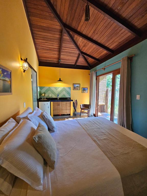 a bedroom with a large bed in a room at HaraMatha in Barra Grande