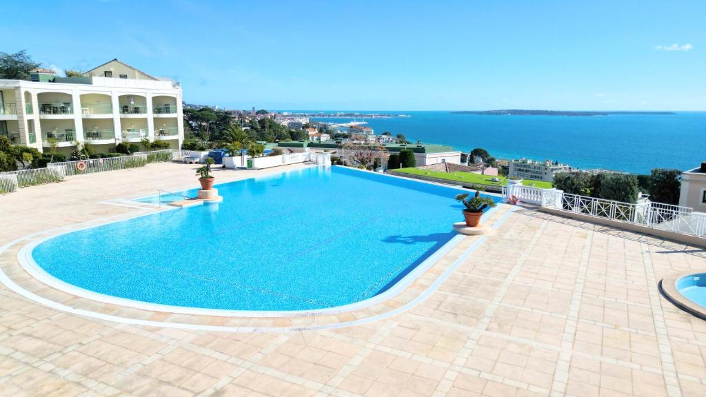 une grande piscine au sommet d'un immeuble dans l'établissement Appartement 0321, piscine - parking - proche plages - Palmazur Vacances, à Cannes