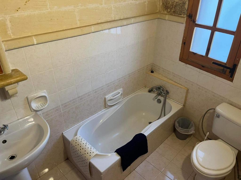Koupelna v ubytování Farmhouse with Pool, Tas-Summiena Gozo