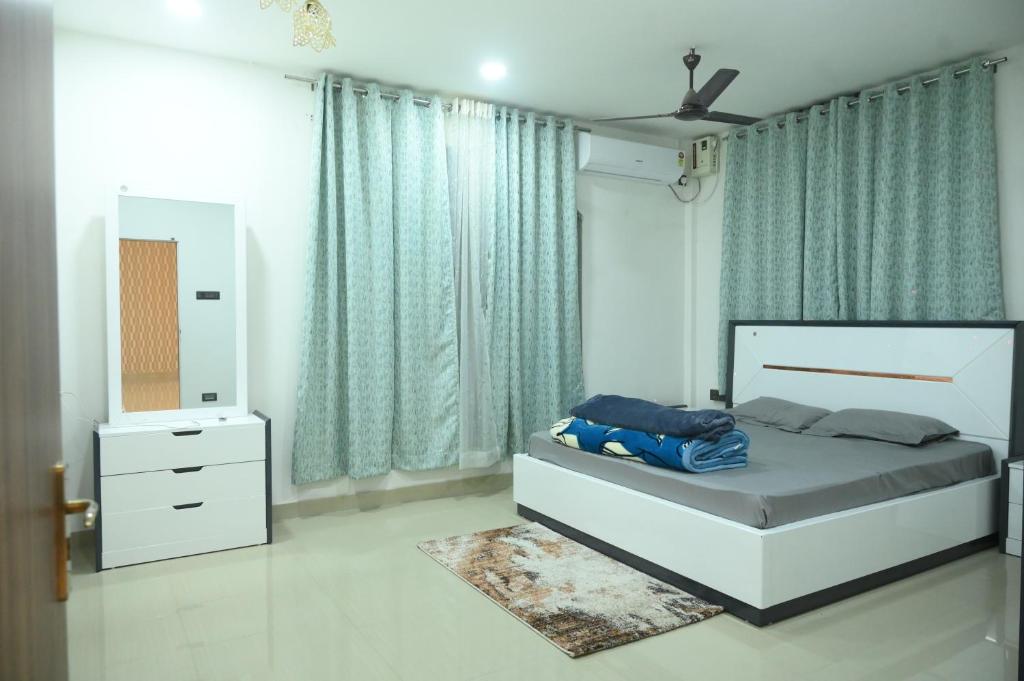 Postel nebo postele na pokoji v ubytování Mandolin Homestay in Dibrugarh - 2BHK Apartment