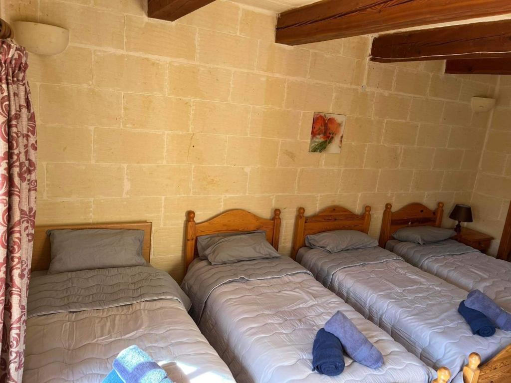 Postel nebo postele na pokoji v ubytování Farmhouse with Pool, Tas-Summiena Gozo