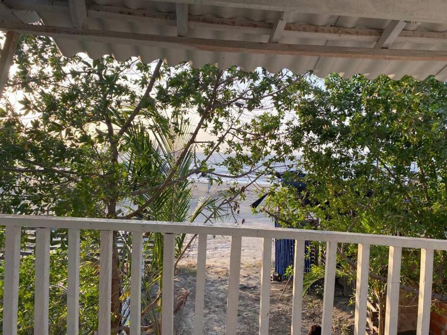 uma cerca branca e árvores na praia em casa frente al mar Cartagena em Cartagena das Índias