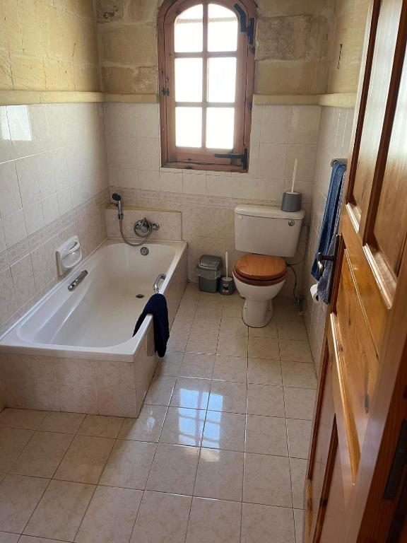 Koupelna v ubytování Farmhouse with Pool, Tas-Summiena Gozo