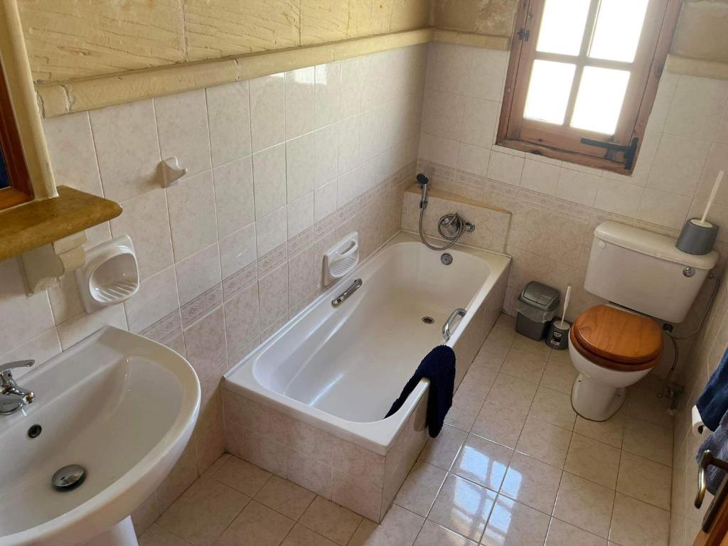 Koupelna v ubytování Farmhouse with Pool, Tas-Summiena Gozo