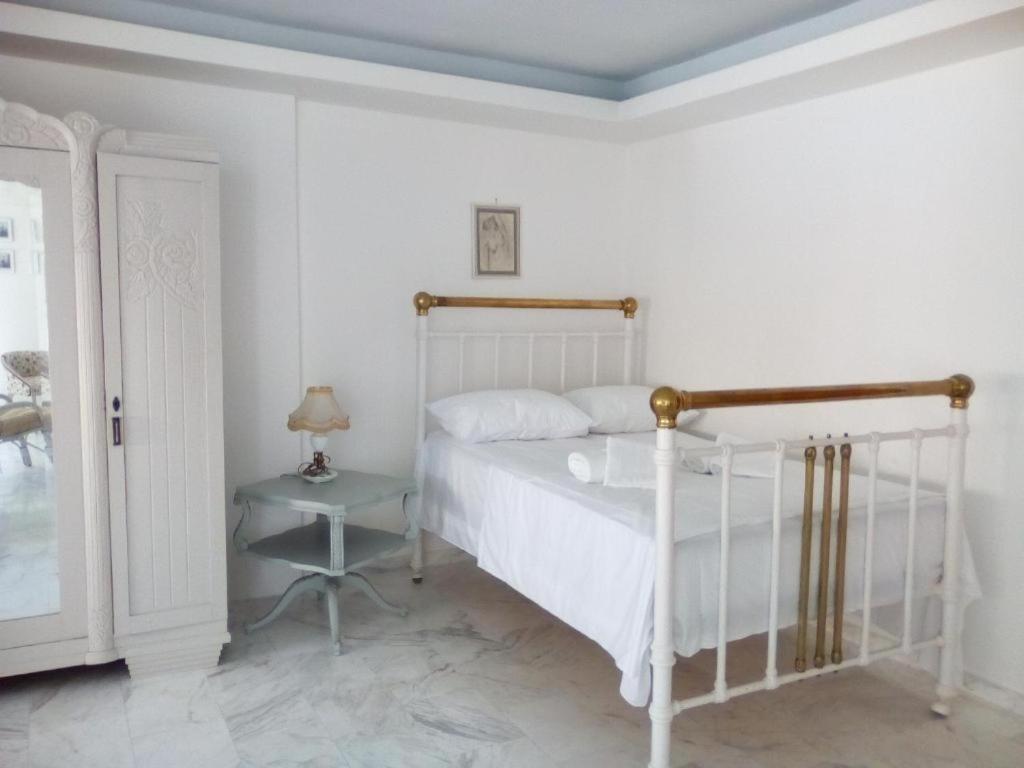 Dormitorio blanco con cama y mesa en Algo1 en Salamina