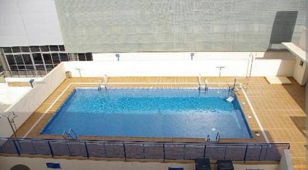 una gran piscina de agua azul en IJD apartments 126 PARKING GRATIS Y PISCINA en Bormujos