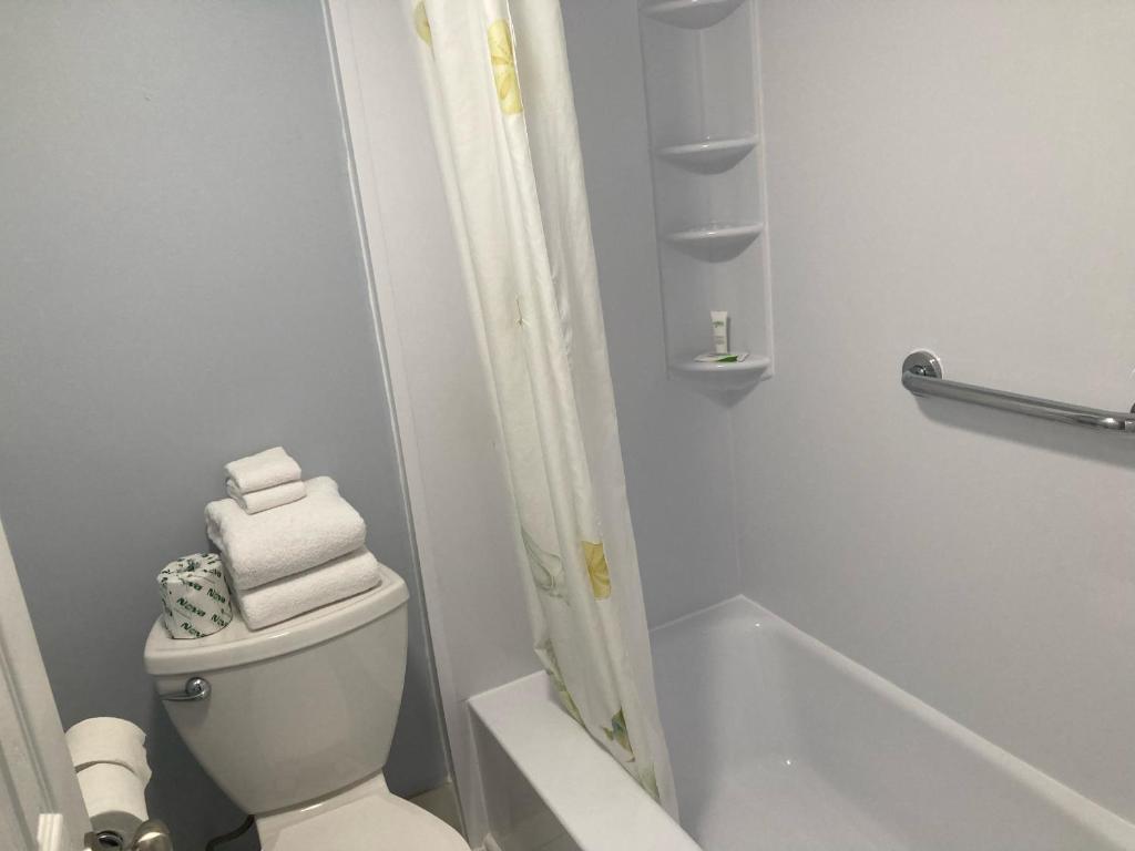 Ein Badezimmer in der Unterkunft Edgewater Inn