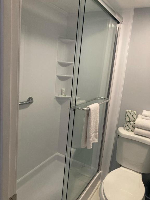 Ein Badezimmer in der Unterkunft Edgewater Inn
