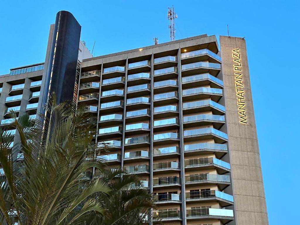 un edificio alto con un cartel de hotel en Manhattan Plaza en Brasilia