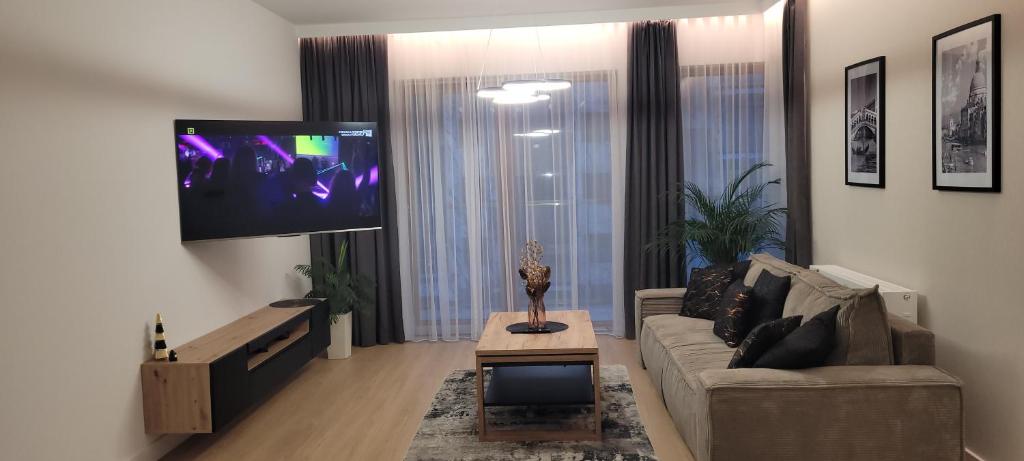 A television and/or entertainment centre at Apartament Parkitka