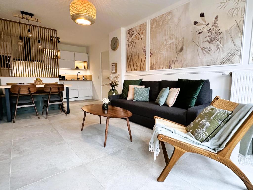 un salon avec un canapé et une table dans l'établissement *New* Bohemia 6 pax Appart Disney, à Serris