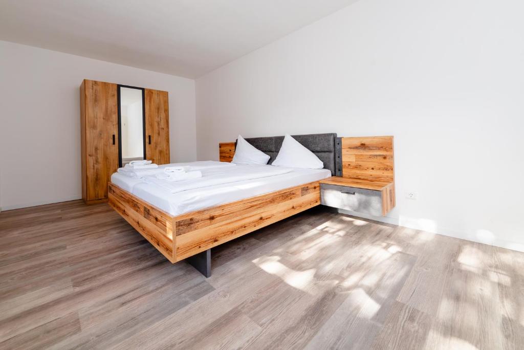 sypialnia z dużym łóżkiem w pokoju w obiekcie Gabriel´s Apartment´s w Dortmundzie